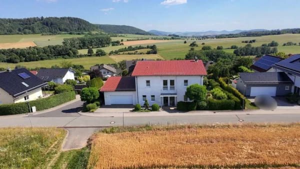 Immobilie in Friedewald - Gepflegtes Einfamilienhaus mit unverbaubarem Rhönblick - Bild 2