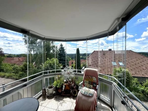 Immobilie in Dornstetten - Lichtdurchflutete 3,5-Zimmer-Wohnung mit Wintergarten-Balkon, Garage und Keller in Dornstetten - Bild 0