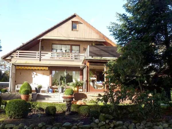 Immobilie in Osterholz-Scharmbeck - Gelegenheit! Zwei-Familienhaus, extra Baugrundstück, parkähnlicher Garten, Garagen, Dachterrasse - Bild 0