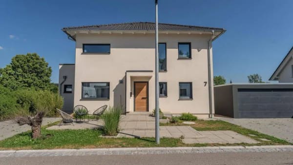 Immobilie in Friedenweiler - Modernes Wohnen auf höchstem Niveau - Exklusives Einfamilienhaus mit durchdachtem Raumkonzept - Bild 1