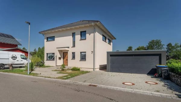 Immobilie in Friedenweiler - Modernes Wohnen auf höchstem Niveau - Exklusives Einfamilienhaus mit durchdachtem Raumkonzept - Bild 2
