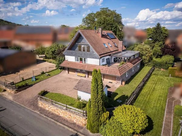 Immobilie in Wolfhagen - Mehr Raum. Mehr Möglichkeiten. Mehrgenerationenhaus mit Einliegerwohnung und 3 Garagen - Bild 0