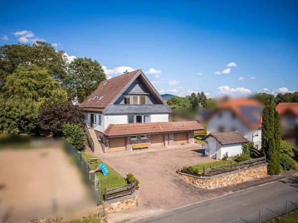 Immobilie in Wolfhagen - Mehr Raum. Mehr Möglichkeiten. Mehrgenerationenhaus mit Einliegerwohnung und 3 Garagen - Bild 1