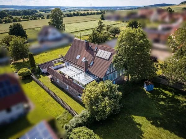 Immobilie in Wolfhagen - Mehr Raum. Mehr Möglichkeiten. Mehrgenerationenhaus mit Einliegerwohnung und 3 Garagen - Bild 2