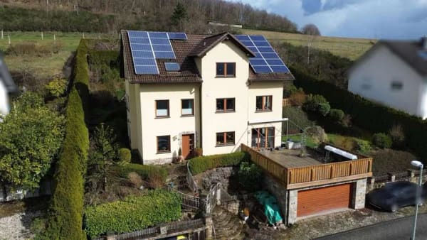 Immobilie in Netphen - Familienparadies mit Weitblick. Großzügiges Zweifamilienhaus mit Garten & Terrassen - Bild 0