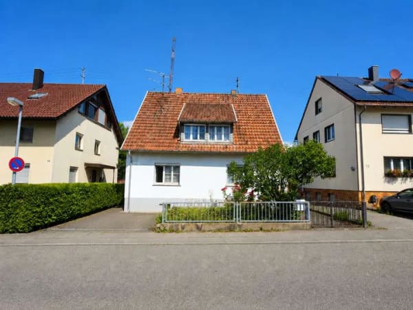 Immobilie in Herrenberg - Seltene Gelegenheit in Herrenberg-Kernstadt: Vollerschlossenes Grundstück mit solidem Zweifamilienha - Bild 0