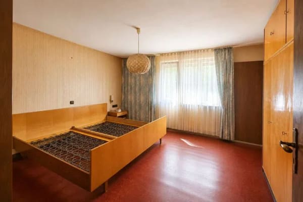Immobilie in Herrenberg - Seltene Gelegenheit in Herrenberg-Kernstadt: Vollerschlossenes Grundstück mit solidem Zweifamilienha - Bild 2