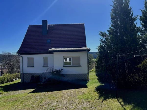 Immobilie in Tambach-Dietharz - Freistehendes Einfamilienhaus mit 2 Garagen in ruhiger Ortsrandlage mit traumhaften Ausblick - Bild 1