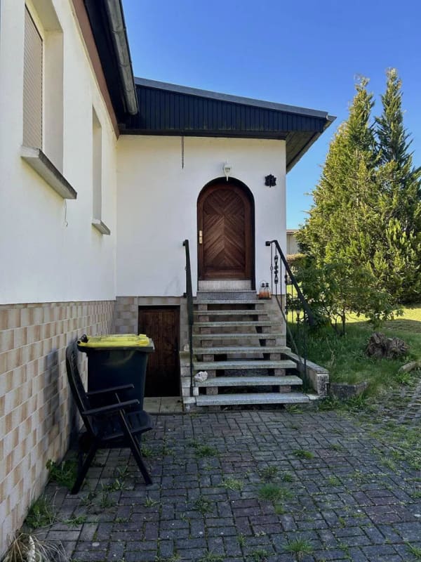 Immobilie in Tambach-Dietharz - Freistehendes Einfamilienhaus mit 2 Garagen in ruhiger Ortsrandlage mit traumhaften Ausblick - Bild 2