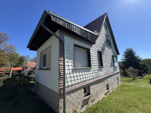 Immobilie in Tambach-Dietharz - Freistehendes Einfamilienhaus mit 2 Garagen in ruhiger Ortsrandlage mit traumhaften Ausblick - Bild 4