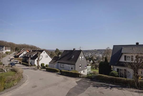 Immobilie in Schwelm - Einfamilienhaus mit Einliegerwohnung und Fernblick - Platz für Familie, Generationen oder Vermietung - Bild 2