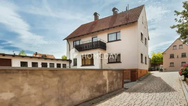 Immobilie in Schönbrunn i.Steigerwald - Großzügiges Einfamilienhaus mit Kamin, Balkon, Garage und großem Gestaltungspotenzial in Schönbrunn - Bild 2
