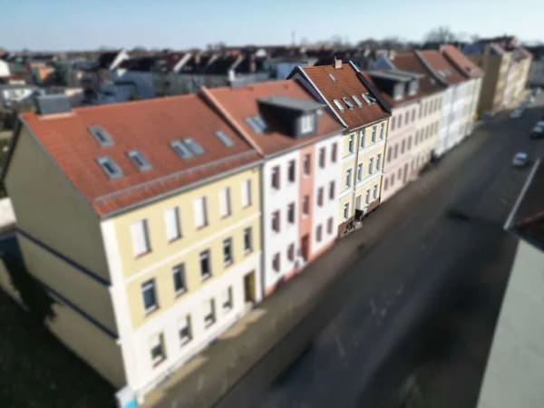Immobilie in Köthen (Anhalt) - Jetzt investieren: Mehrfamilienhaus mit Dachterrasse in Köthen – 8,89 % BMR - Bild 1