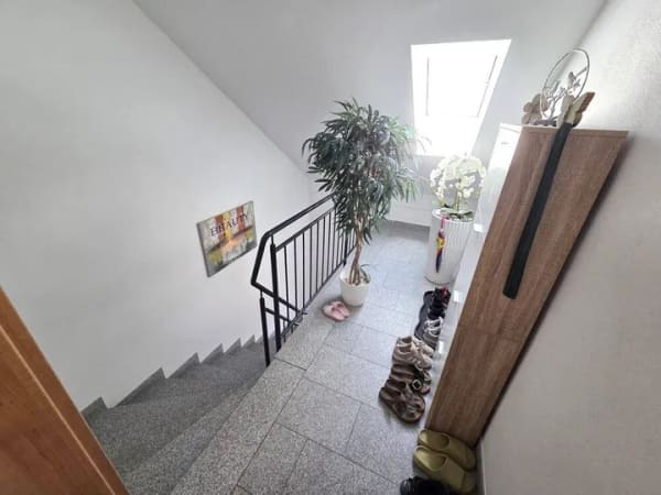 Immobilie in Karlshuld - Gepflegte 4-Zimmer-Dachgeschosswohnung mit 108 m² Wohnfläche in zentraler Lage von Karlshuld! - Bild 2