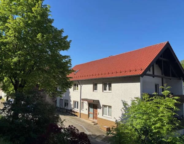 Immobilie in Buttenheim - Vielseitiges Mehrfamilienhaus: MEHRGENERATIONEN-HAUS ODER LUKRATIVE KAPITAL- ANLAGE!!!! NATURNAH  - Bild 0