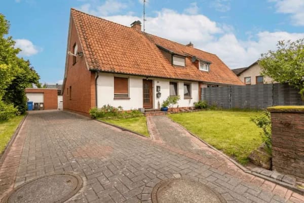 Immobilie in Cloppenburg - Doppelhaushälfte mit großem Grundstück und Wintergarten zentral in Cloppenburg! - Bild 1