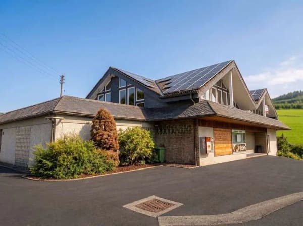 Immobilie in Kirchhundem - Attraktive Wohn- und Gewerbeimmobilie mit PV-Anlage und vielseitigen Möglichkeiten - Bild 0