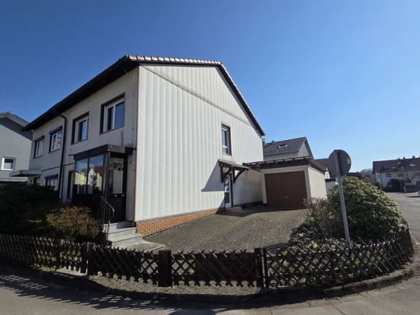 Immobilie in Steinen - Helle und geräumige Doppelhaushälfte mit Terrasse und Garten in Steinen - Bild 0