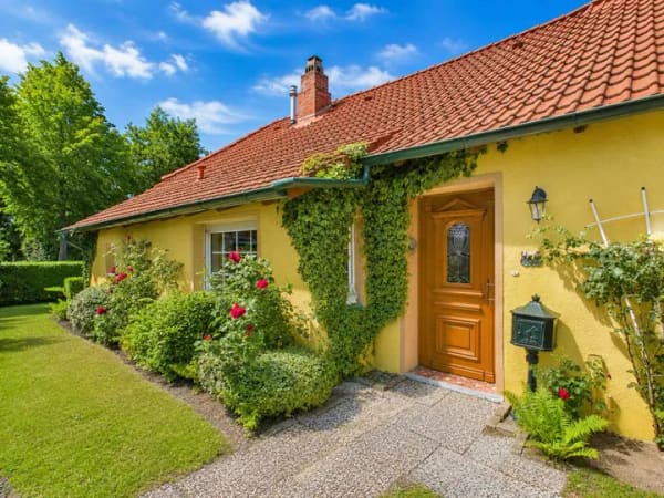 Immobilie in Upgant-Schott - Ostfriesischer Charme auf einer Ebene – Historisches Zuhause mit Ausbaureserve - Bild 1