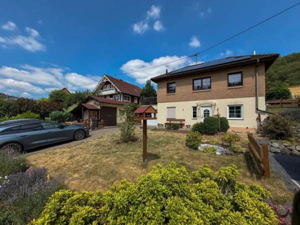 Immobilie in Hausten - Modernes Einfamilienhaus mit PV-Anlage, Kamin und traumhaftem Garten - Bild 1