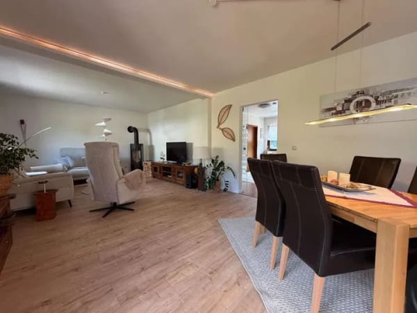 Immobilie in Hausten - Modernes Einfamilienhaus mit PV-Anlage, Kamin und traumhaftem Garten - Bild 2