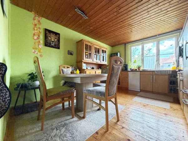 Immobilie in Blumberg - Diese Wohnidylle wird Ihr neues Zuhause. 3 Zimmer auf 97 m². Herrlicher Garten, Garage plus Carport. - Bild 2