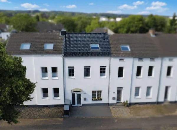 Immobilie in Hennef (Sieg) - Zentrale Lage trifft kernsaniertes Wohnambiente – Stilvolle Immobilie mit Garten und Dachterrasse - Bild 0