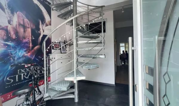 Immobilie in Hennef (Sieg) - Zentrale Lage trifft kernsaniertes Wohnambiente – Stilvolle Immobilie mit Garten und Dachterrasse - Bild 2