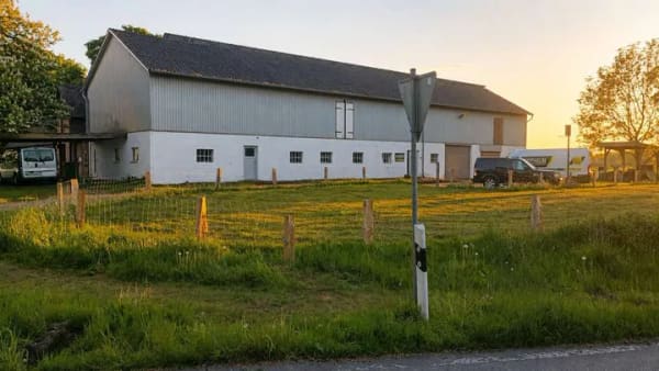 Immobilie in Bargum - Historischer Reetdachhof in Alleinlage – Pferdehaltung, 770 m² Werkstatt, Photovoltaik & Potenzial - Bild 1