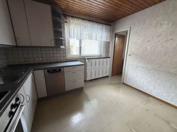 Immobilie in Neckartenzlingen - Charmantes Einfamilienhaus mit großem Grundstück und vielseitigem Ausbaupotenzial - Bild 2