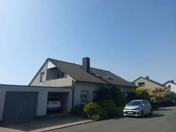 Immobilie in Georgsmarienhütte - Dreifamilienhaus in  gediegener und naturnaher Lage mit 2 Garagen und hübschen Garten - Bild 0