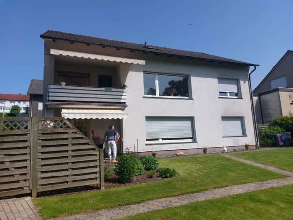 Immobilie in Georgsmarienhütte - Dreifamilienhaus in  gediegener und naturnaher Lage mit 2 Garagen und hübschen Garten - Bild 1