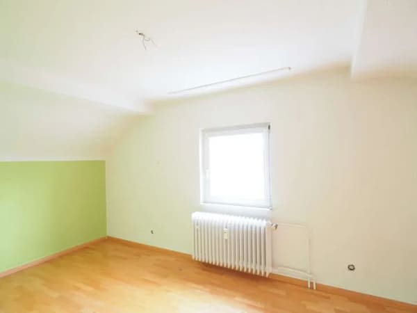 Immobilie in Sasbach - Provisionsfrei! Gut vermietete 2-Zimmer-DG-Wohnung mit Balkon in ruhiger Ortsrandlage von Sasbach - Bild 1