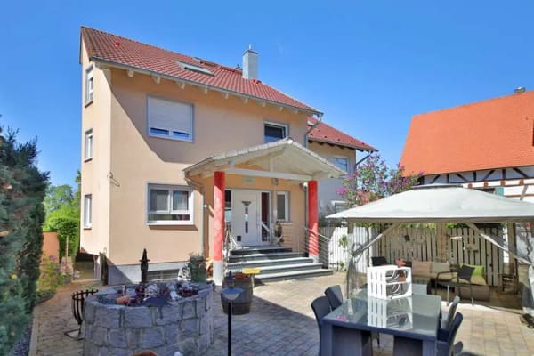 Immobilie in Ubstadt-Weiher - Ubstadt Hochwertiges Einfamilienhaus, ELW, Innenhof, 3 Garagen in ruhiger Südwestlage PROVISIONSFREI - Bild 1