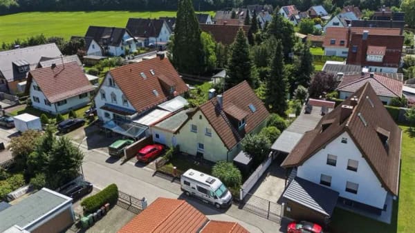 Immobilie in Oberhaching - Freistehendes Einfamilienhaus auf großzügigem Grundstück in familienfreundlicher Siedlungslage - Bild 1