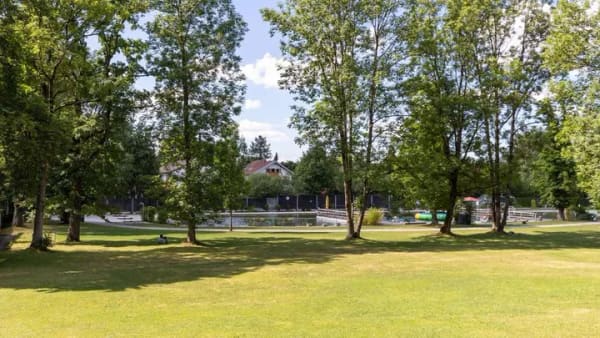 Immobilie in Oberhaching - Freistehendes Einfamilienhaus auf großzügigem Grundstück in familienfreundlicher Siedlungslage - Bild 4