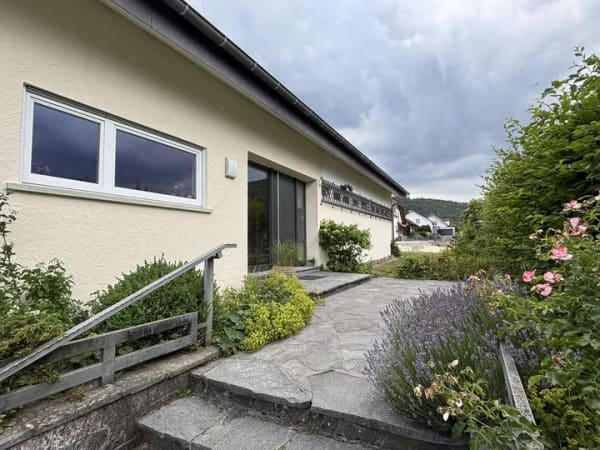 Immobilie in Wurmlingen - Großes Einfamilienhaus mit besonderem Wohngefühl, neuem Dach und großem Grundstück - Provisionsfrei - Bild 2