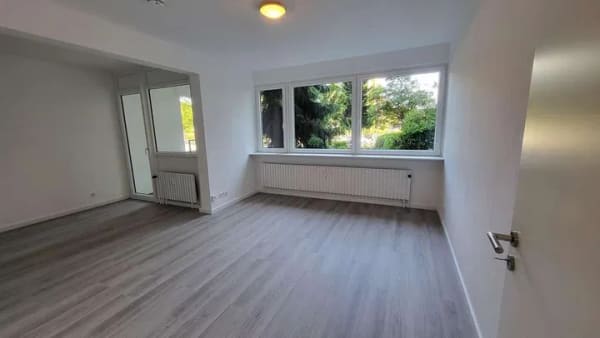 Immobilie in Pinneberg - Erdgeschoß-frisch renoviert-separater Eingang-Balkon-Tiefgarage-von Privat - Bild 1