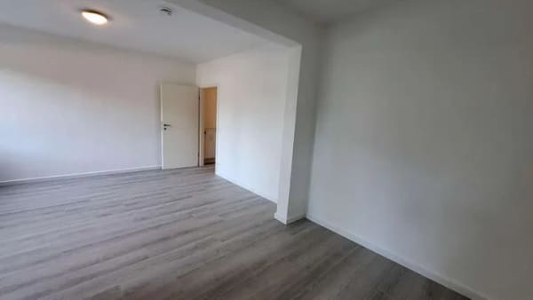 Immobilie in Pinneberg - Erdgeschoß-frisch renoviert-separater Eingang-Balkon-Tiefgarage-von Privat - Bild 2