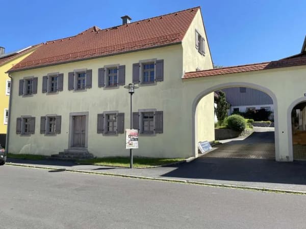 Immobilie in Mähring - Repräsentatives Domizil - Kernsanierte Hofstelle mit großen Nebengebäuden im ländlichen Umfeld - Bild 0