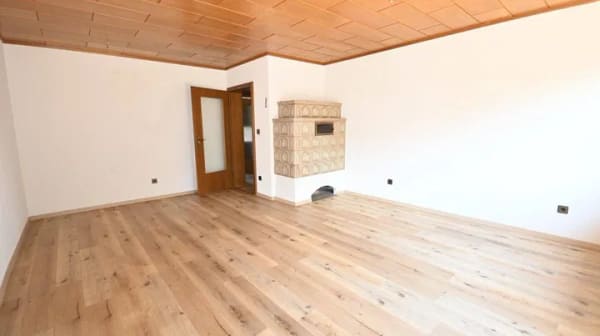 Immobilie in Sengenthal - Familienidylle mit Garage und Garten! Großzügiges Wohnhaus in ruhiger Lage von Sengenthal - Bild 2