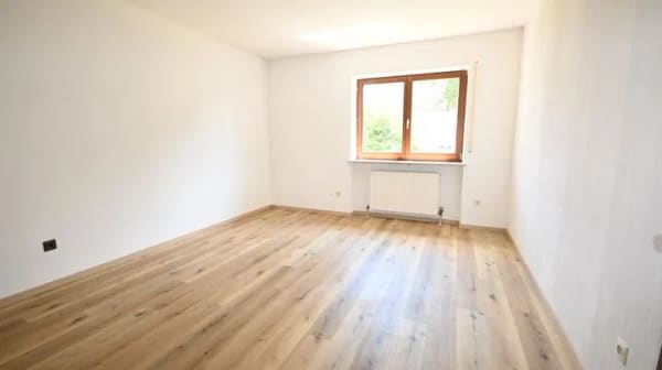 Immobilie in Sengenthal - Familienidylle mit Garage und Garten! Großzügiges Wohnhaus in ruhiger Lage von Sengenthal - Bild 4
