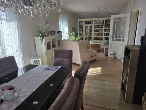 Immobilie in Stadtlauringen - Zauberhaftes Einfamilienhaus in 97488 Stadtlauringen zwischen Schweinfurt, Bad Königshofen und Maßbach (ID 10689) - Bild 1