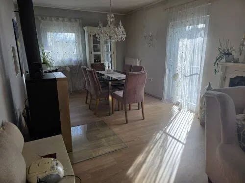 Immobilie in Stadtlauringen - Zauberhaftes Einfamilienhaus in 97488 Stadtlauringen zwischen Schweinfurt, Bad Königshofen und Maßbach (ID 10689) - Bild 2