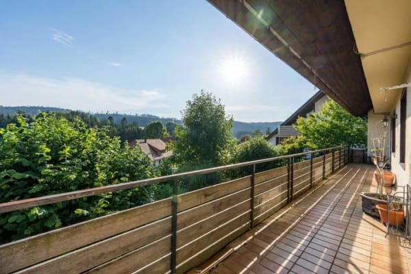 Immobilie in Herrischried - Wohnen wo andere Urlaub machen - 4,5-Zimmerwohnung inkl Garage in schöner Lage von Herrischried - Bild 2