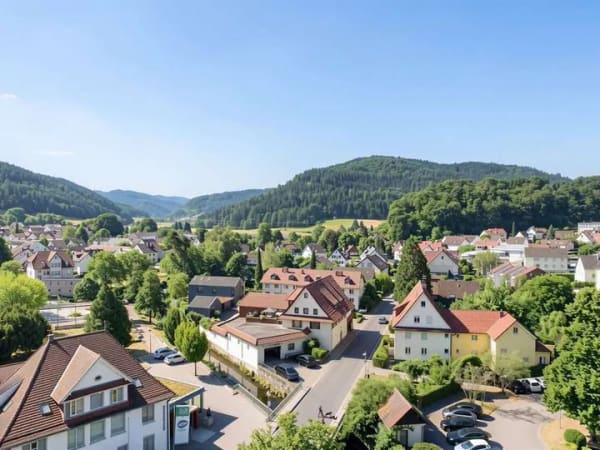 Immobilie in Haslach im Kinzigtal - +++ Bezugsfrei: barrierefreie Wohnung mit Parkblick und Tiefgarage im Zentrum von Haslach +++ - Bild 2