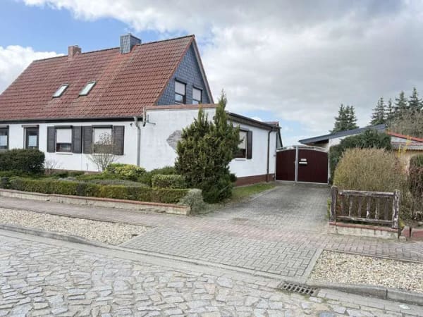 Immobilie in Beetzendorf - Doppelhaushälfte mit großem Grundstück in ruhiger Lage von Beetzendorf, provisionsfrei - Bild 1
