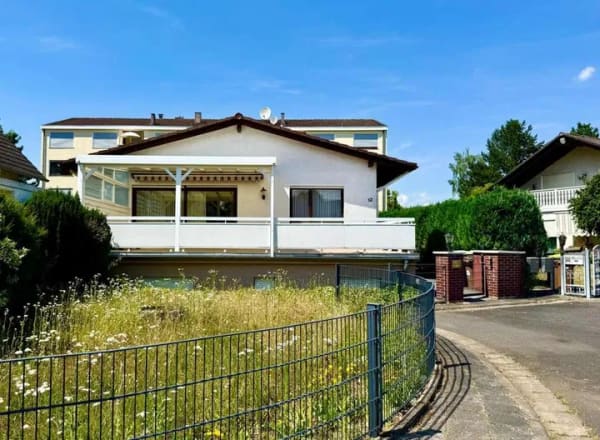 Immobilie in Bruchköbel - Charmantes Einfamilienhaus mit Einliegerwohnung, Garage und Terrasse - Bild 0