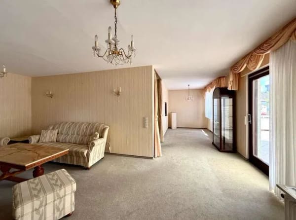 Immobilie in Bruchköbel - Charmantes Einfamilienhaus mit Einliegerwohnung, Garage und Terrasse - Bild 2