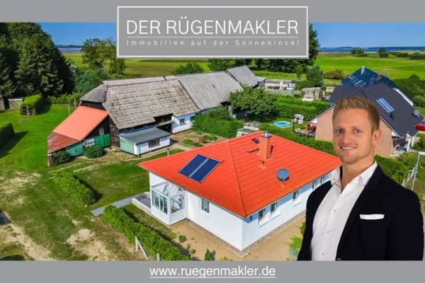 Immobilie in Gingst - Energieeffizienter und barrierearmer KFW55-Bungalow mit Reetdach-Scheune in Gingst OT Volsvitz - Bild 0